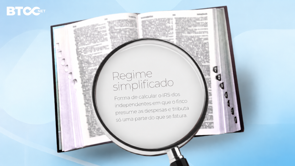 Definição de regime simplificado numa lupa sobre um dicionário